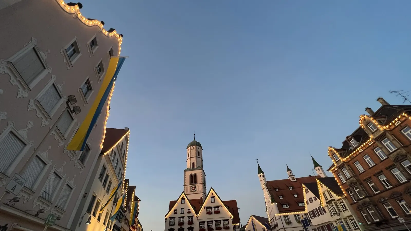 Marktplatz Biberach in der Abenddämmerung mit Stadtpfarrkirche St. Martin