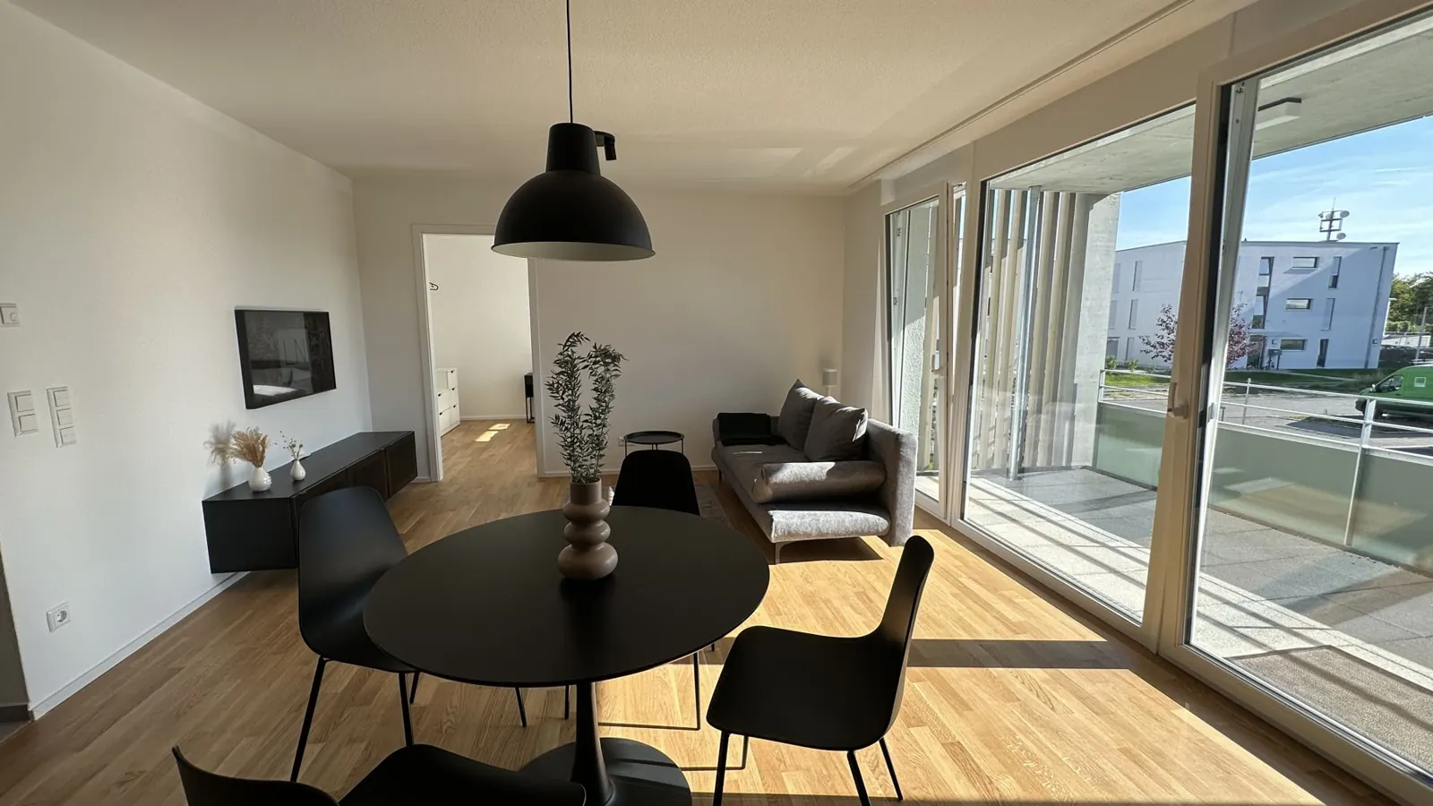 Apartment Liam: Wohn- und Essbereich mit Balkon