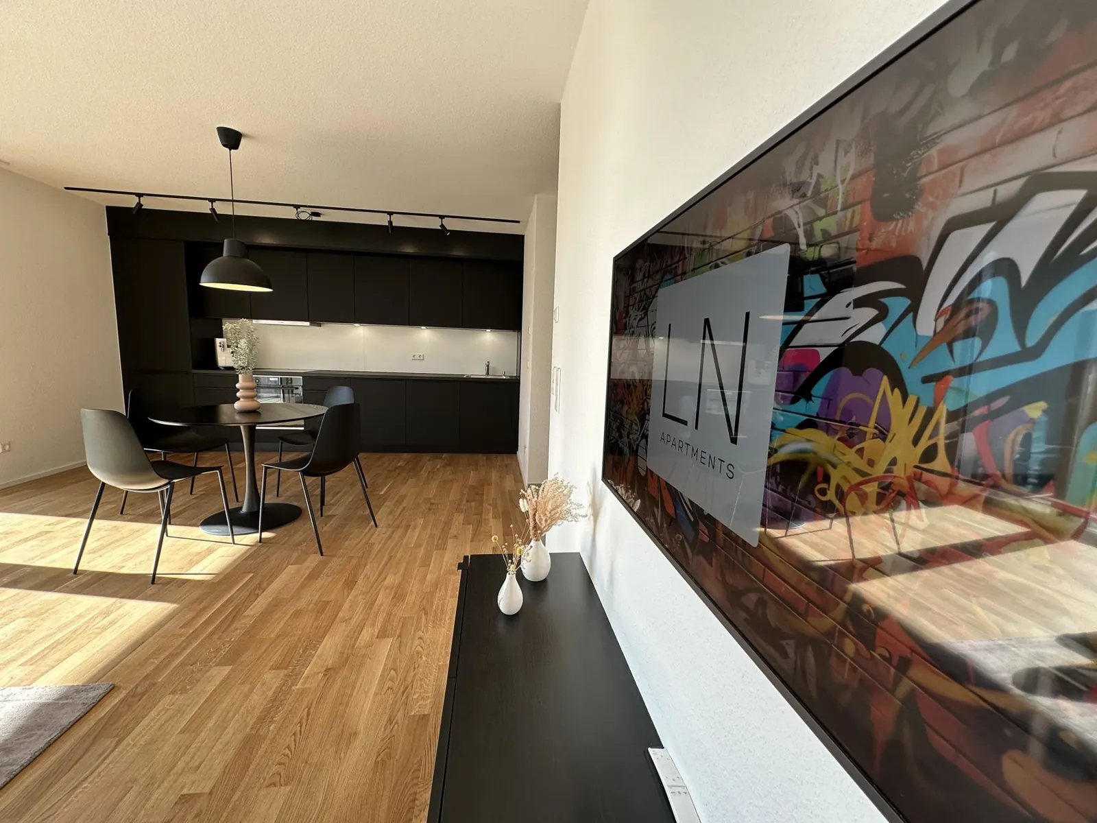 LN-Wandbild in einem der Apartments