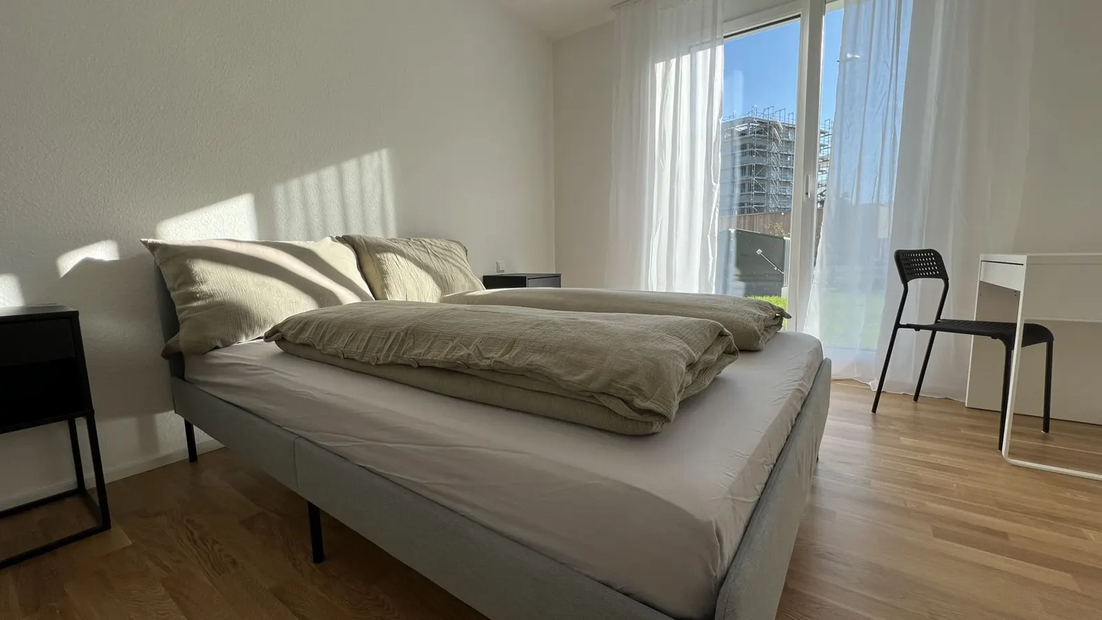 Schlafzimmer mit Arbeitsplatz