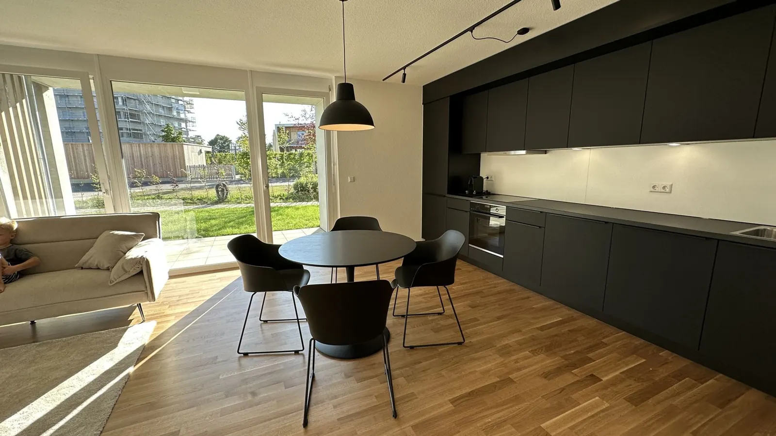 Apartment Noah: Wohnbereich mit Blick in den Garten
